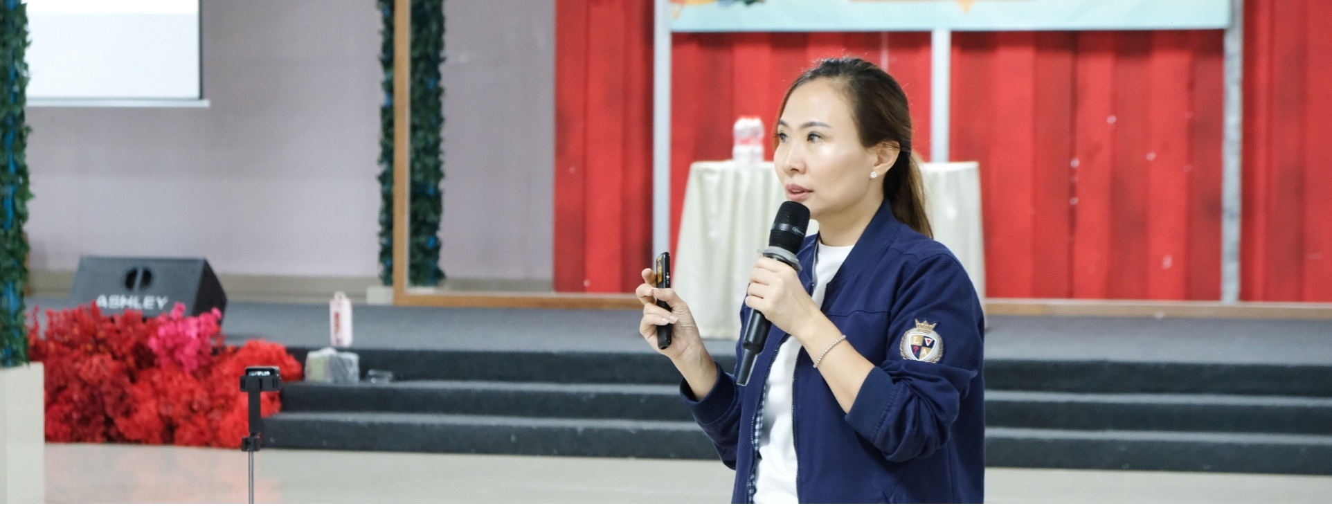 Peserta duduk mendengarkan sesi materi dari pembicara