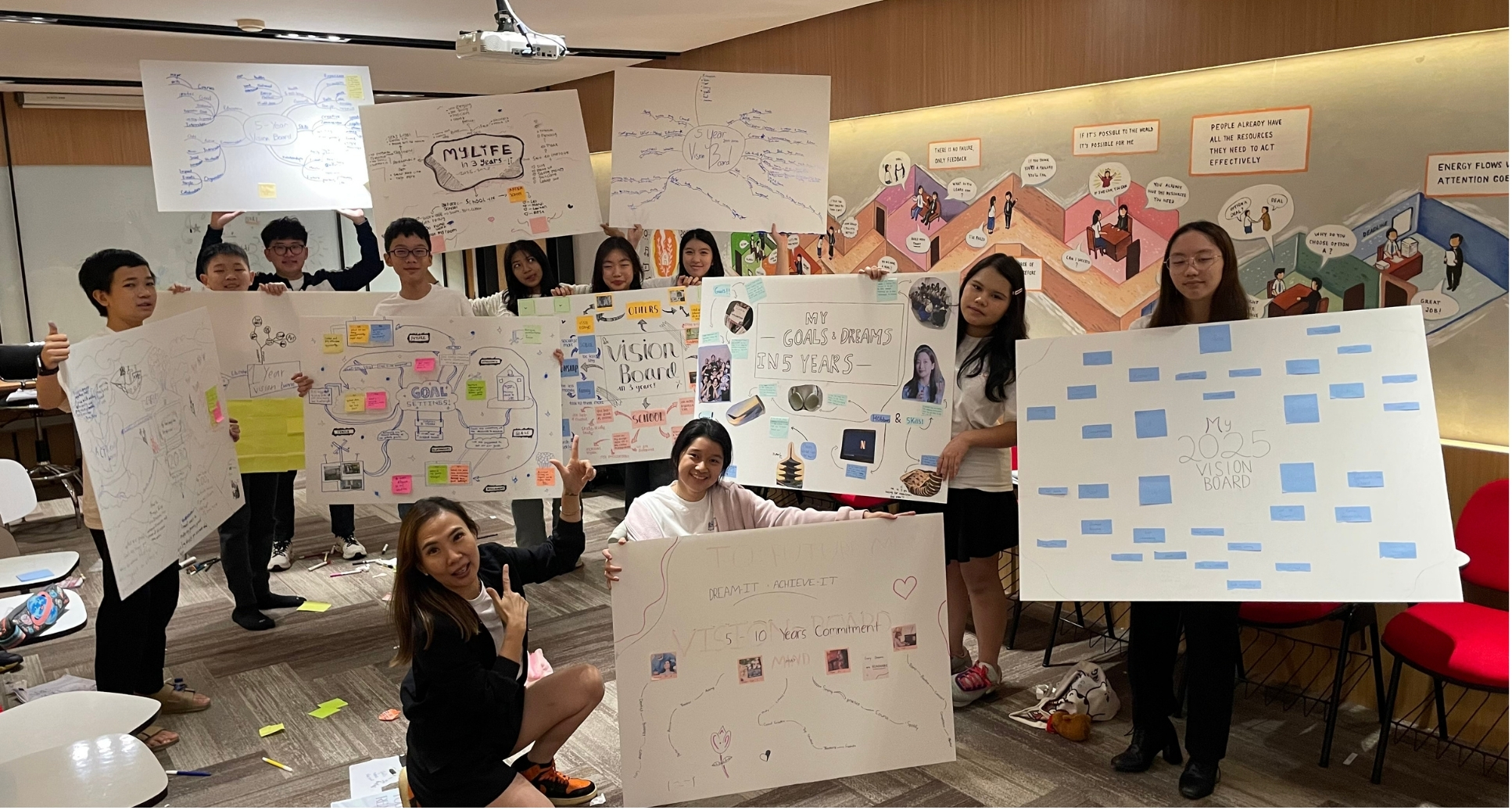 Pembicara sedang mempresentasikan materi di hadapan peserta berbaju merah