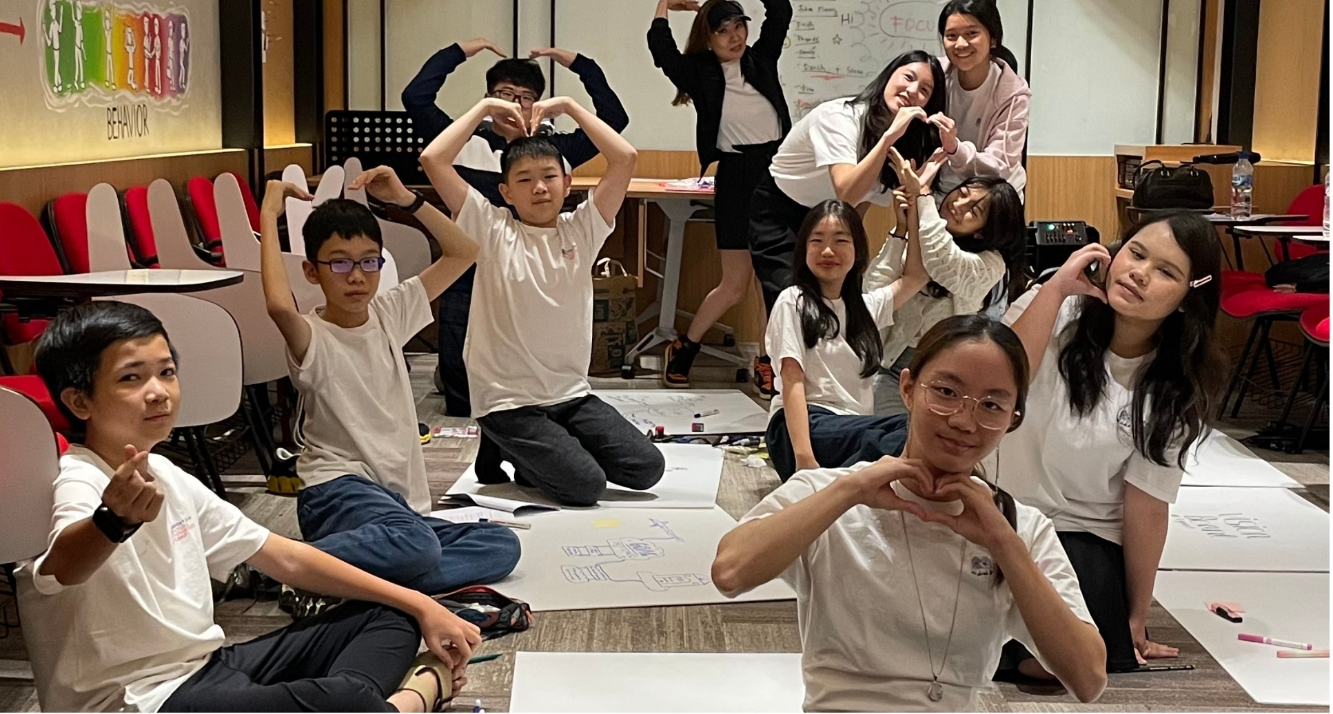 Pembicara wanita berbaju navy memegang mikrofon saat sesi presentasi